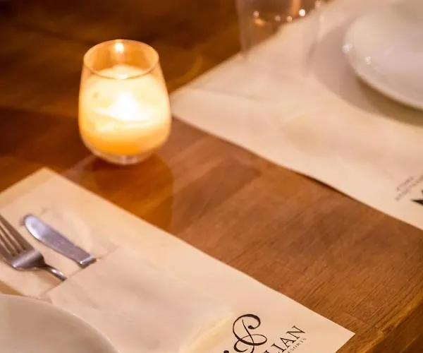 Theros, Philian And Szálloda