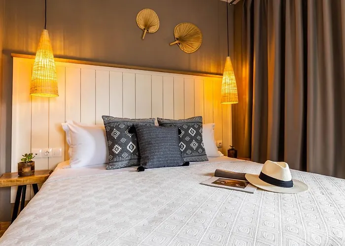 Szálloda Theros, Philian And *