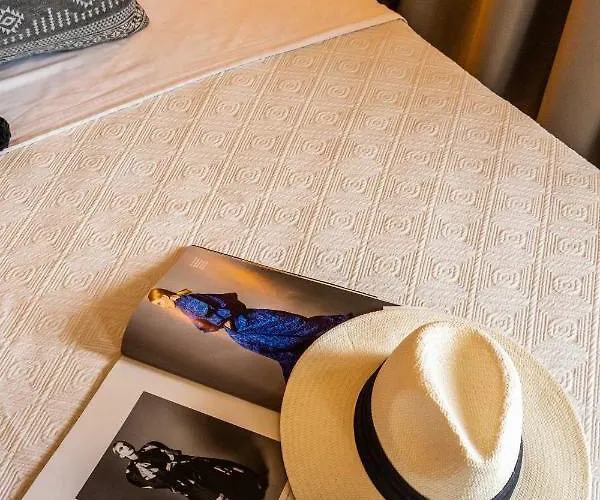 Szálloda Theros, Philian And *