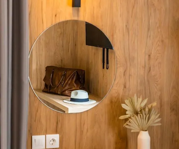 Theros, Philian And Szálloda *