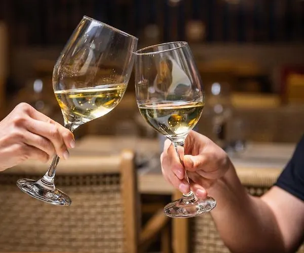 Szálloda Theros, Philian And *