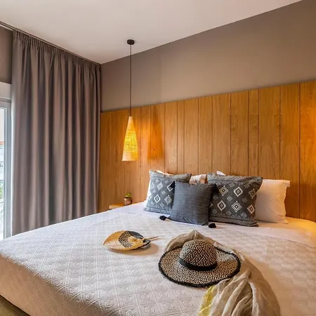 Hotel Theros, Philian And *