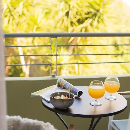 Theros, Philian And Hotell *