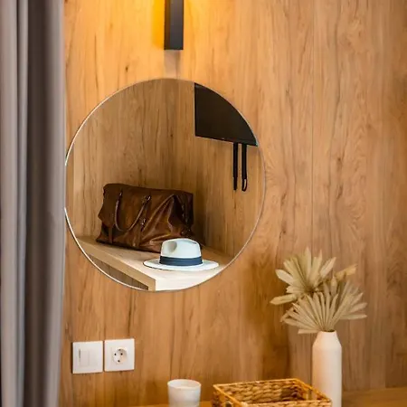 Theros, Philian And Hotell *