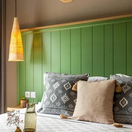 Theros, Philian And Skiathos stad