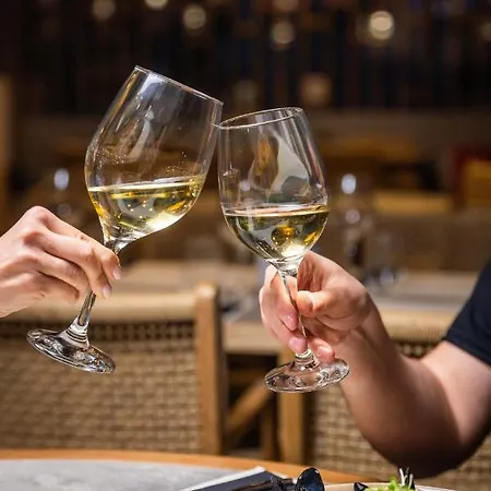 Hotell Theros, Philian And *