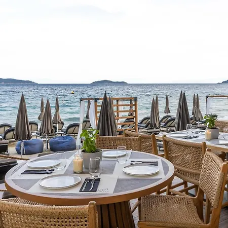 Theros, Philian And Отель