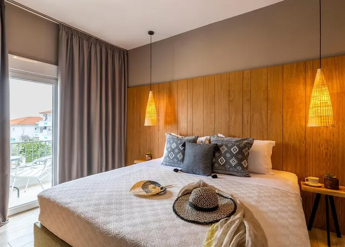 Hotel Theros, Philian And *